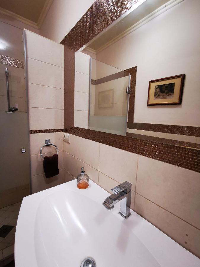 Luxury Basement In The Surrounding Of Budapest Apartment Mogyorod Exterior photo
